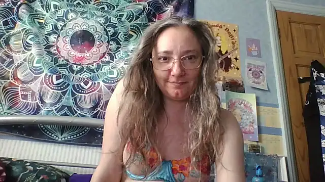 Snapshot of Izzylove47 chatting on June 13, 2026, 8:45 am Izzylove47 online show from June 13, 2026, 8:45 am