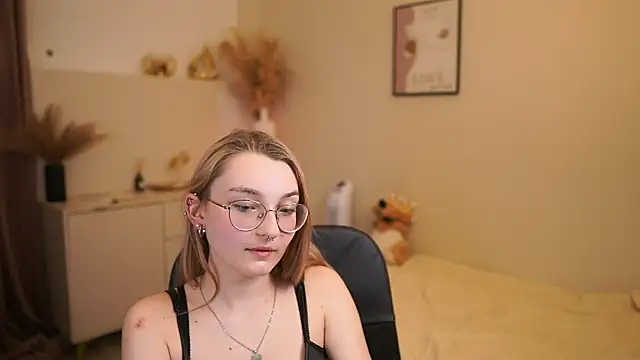 Snapshot of Sophielux18 chatting on May 18, 2026, 2:22 pm Sophielux18 online show from May 18, 2026, 2:22 pm