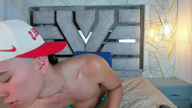 Ithan Clarck online show from May 20, 2026, 2:14 pm