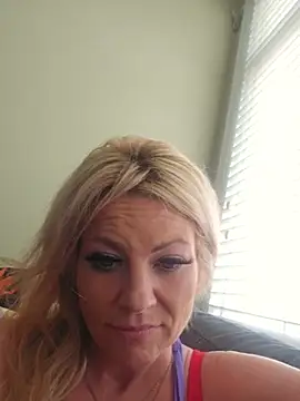 Snapshot of Cherryelectric chatting on August 5, 2026, 8:58 pm Cherryelectric online show from August 5, 2026, 8:58 pm