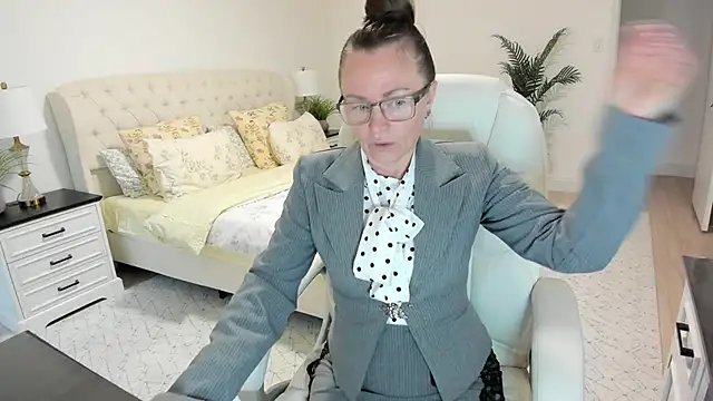 Snapshot of Vika73 chatting on May 1, 2026, 11:37 am Vika73 online show from May 1, 2026, 11:37 am
