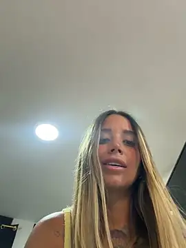 SabrinaCris online show from May 27, 2026, 2:08 am