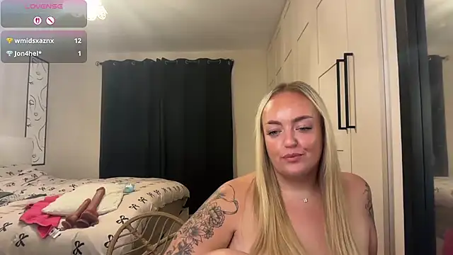 Snapshot of CurvyWetWife chatting on July 7, 2026, 8:29 am CurvyWetWife online show from July 7, 2026, 8:29 am