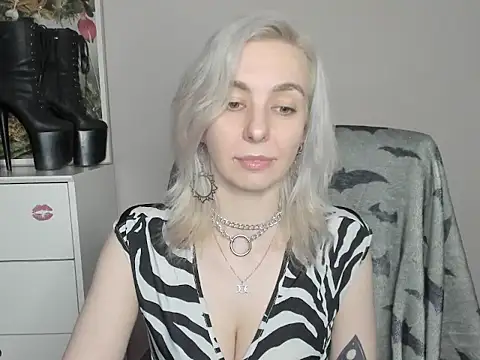 Snapshot of velvetanne chatting on June 18, 2026, 6:45 am velvetanne online show from June 18, 2026, 6:45 am