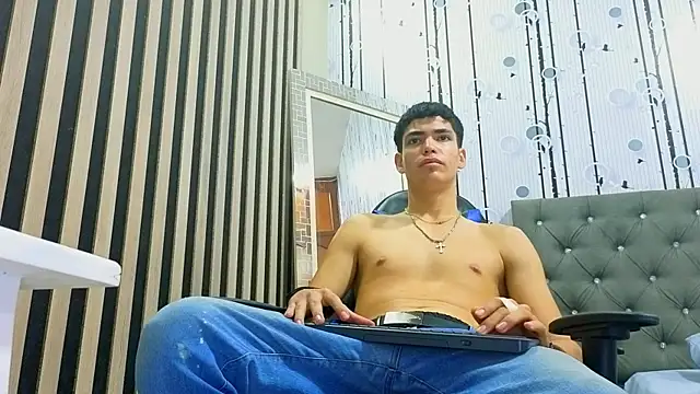 AxelSavage11 online show from May 26, 2026, 12:58 pm