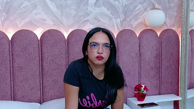 Snapshot of Maddy-Dove chatting on May 26, 2026, 6:00 am Maddy-Dove online show from May 26, 2026, 6:00 am