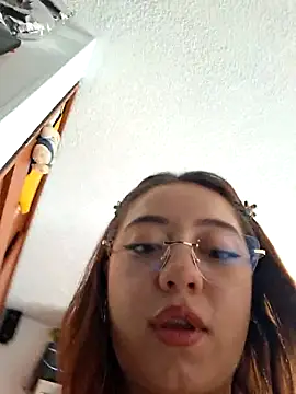 Snapshot of Laury_ro6 chatting on May 21, 2026, 2:58 pm Laury ro6 online show from May 21, 2026, 2:58 pm