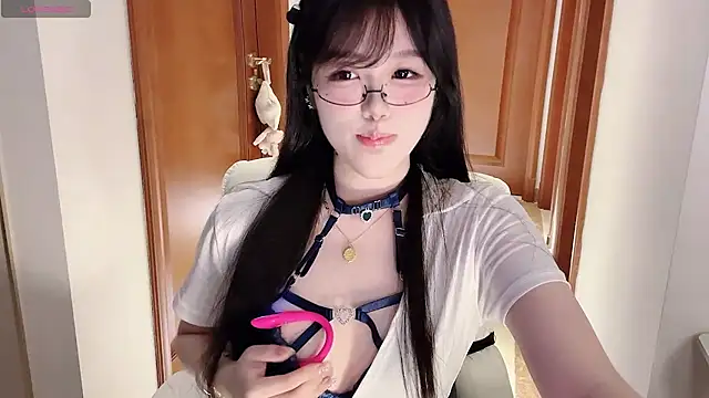 Snapshot of April_UU chatting on July 7, 2026, 10:08 am April UU online show from July 7, 2026, 10:08 am