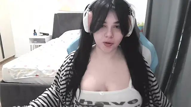 Snapshot of LunarMia chatting on July 3, 2026, 1:50 pm LunarMia online show from July 3, 2026, 1:50 pm