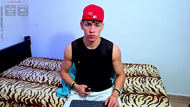 Snapshot of Luke_Muscle chatting on June 13, 2026, 4:05 pm Luke Muscle online show from June 13, 2026, 4:05 pm