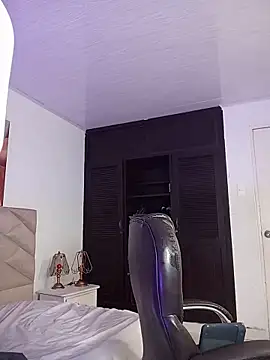 CataliinaSanttana online show from June 17, 2026, 7:35 pm