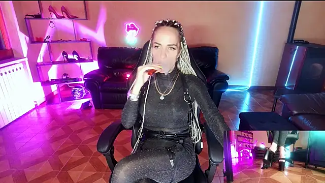 Snapshot of Monicamaxwell chatting on June 11, 2026, 7:49 am Monicamaxwell online show from June 11, 2026, 7:49 am