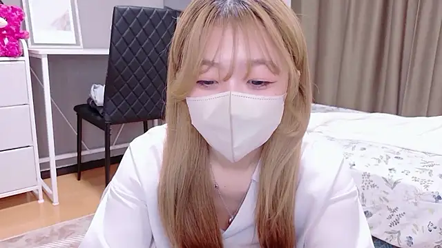 Riona H online show from May 23, 2026, 4:44 am