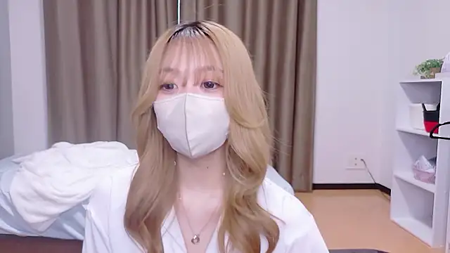 Riona H online show from May 26, 2026, 3:37 am
