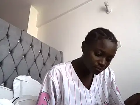 Snapshot of Hotgirl_2005 chatting on July 2, 2026, 6:30 am Hotgirl 2005 online show from July 2, 2026, 6:30 am