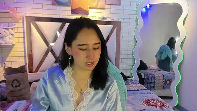 Snapshot of Lua_bloom_ chatting on July 5, 2026, 3:44 am Lua bloom online show from July 5, 2026, 3:44 am