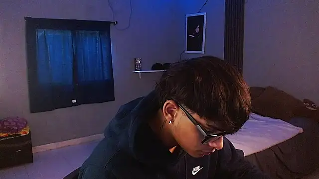 Snapshot of Mr_yisuzz chatting on July 1, 2026, 11:43 am Mr yisuzz online show from July 1, 2026, 11:43 am