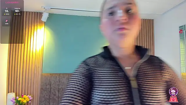 Snapshot of SkyCollins chatting on July 1, 2026, 7:58 pm SkyCollins online show from July 1, 2026, 7:58 pm