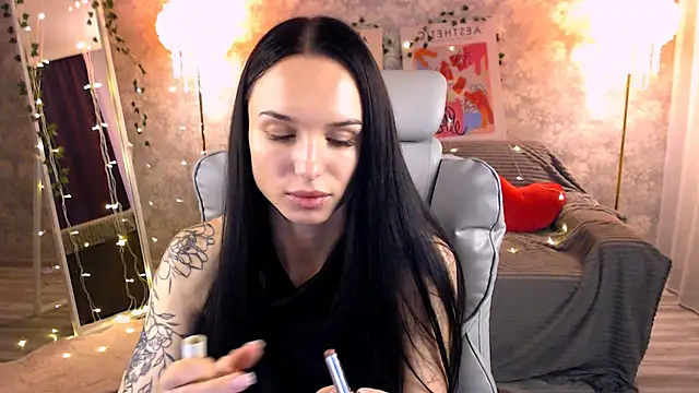 Snapshot of NicoleMerz chatting on June 19, 2026, 4:02 pm NicoleMerz online show from June 19, 2026, 4:02 pm