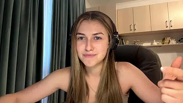 Snapshot of CameTruce chatting on July 8, 2026, 4:07 pm CameTruce online show from July 8, 2026, 4:07 pm