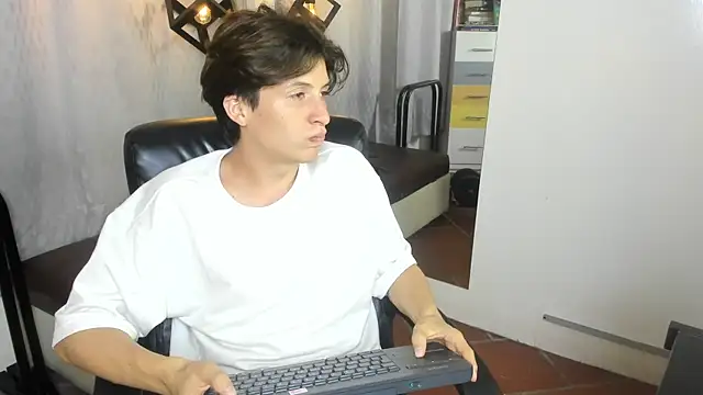 Snapshot of Marcoviolet chatting on July 2, 2026, 8:15 pm Marcoviolet online show from July 2, 2026, 8:15 pm