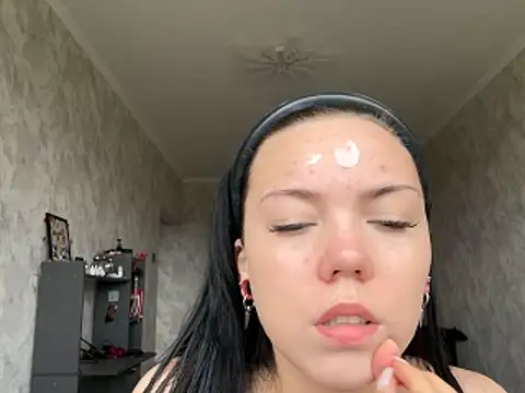 kisyna1810 online show from June 3, 2026, 11:22 am