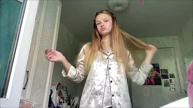 Snapshot of HeIen_cute chatting on July 7, 2026, 6:47 am HeIen cute online show from July 7, 2026, 6:47 am