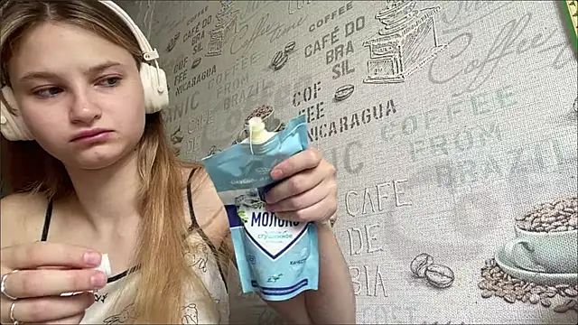 Snapshot of HeIen_cute chatting on July 8, 2026, 5:52 am HeIen cute online show from July 8, 2026, 5:52 am
