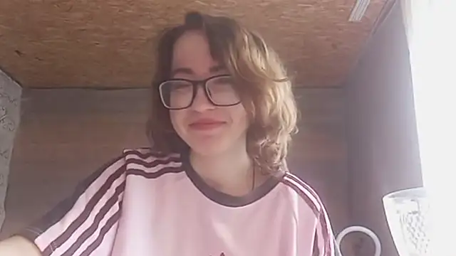 Snapshot of OliviaMoment chatting on June 20, 2026, 8:08 am OliviaMoment online show from June 20, 2026, 8:08 am