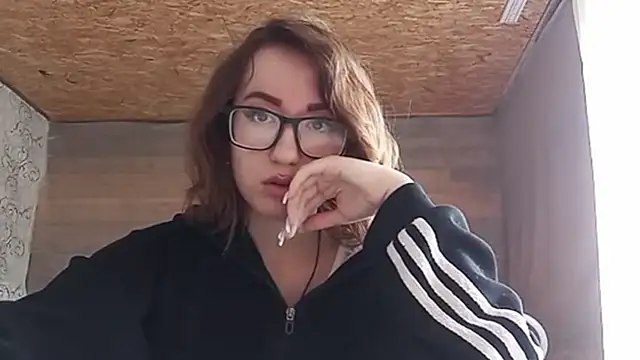 Snapshot of OliviaMoment chatting on June 18, 2026, 8:13 am OliviaMoment online show from June 18, 2026, 8:13 am