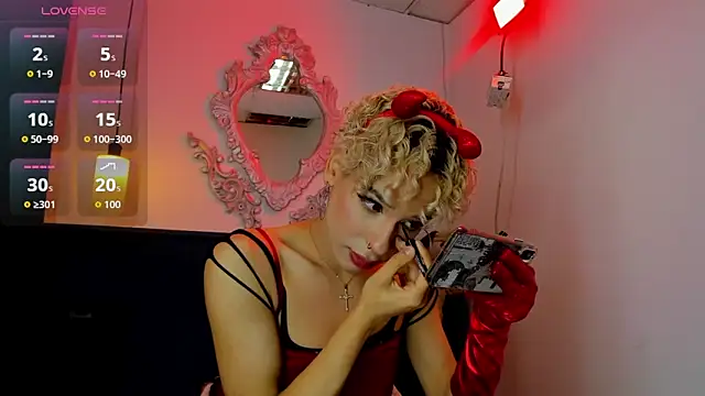 Snapshot of valentinee_xo chatting on June 10, 2026, 5:41 am valentinee xo online show from June 10, 2026, 5:41 am