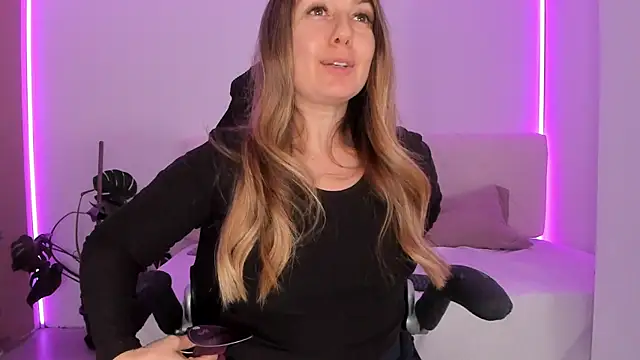 Snapshot of LindaWhite_ chatting on November 20, 2025, 5:24 pm LindaWhite online show from November 20, 2025, 5:24 pm