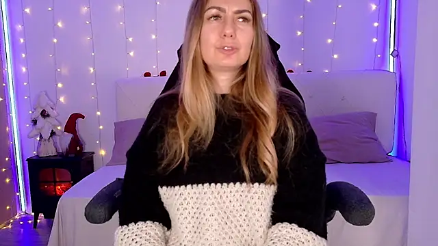 Snapshot of LindaWhite_ chatting on December 17, 2025, 5:18 pm LindaWhite online show from December 17, 2025, 5:18 pm