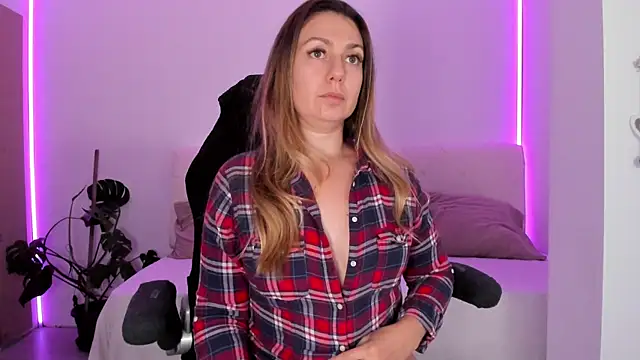 Snapshot of LindaWhite_ chatting on November 9, 2025, 5:17 pm LindaWhite online show from November 9, 2025, 5:17 pm