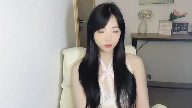 Snapshot of Louise-3 chatting on July 13, 2026, 10:14 am Louise-3 online show from July 13, 2026, 10:14 am