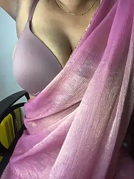 Snapshot of sexyveena chatting on June 7, 2026, 2:33 pm sexyveena online show from June 7, 2026, 2:33 pm