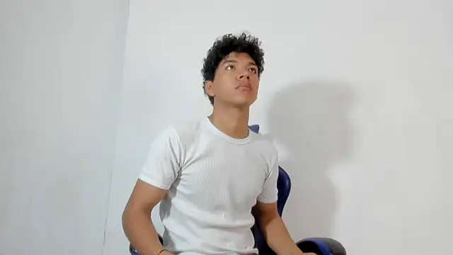 Snapshot of Maximiliano_Young chatting on July 6, 2026, 12:12 pm Maximiliano Young online show from July 6, 2026, 12:12 pm