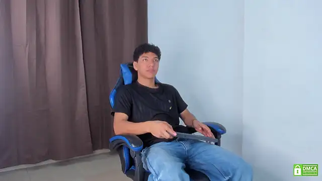 Snapshot of Maximiliano_Young chatting on June 11, 2026, 12:35 pm Maximiliano Young online show from June 11, 2026, 12:35 pm