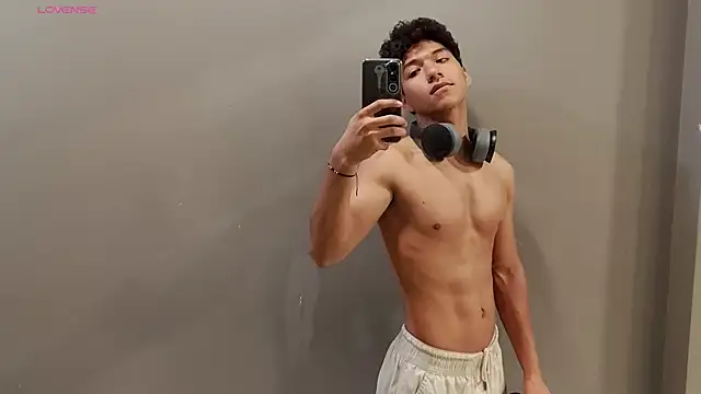 Snapshot of Maximiliano_Young chatting on July 11, 2026, 12:05 pm Maximiliano Young online show from July 11, 2026, 12:05 pm