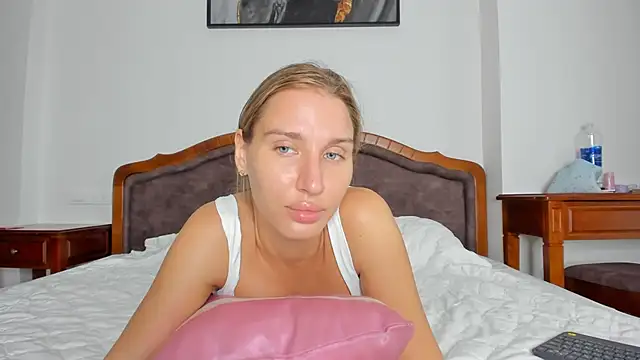 SofiClimbing online show from November 3, 2025, 4:28 am