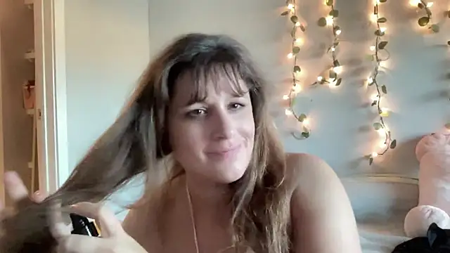 Snapshot of maddiliz chatting on November 22, 2025, 9:57 pm maddiliz online show from November 22, 2025, 9:57 pm