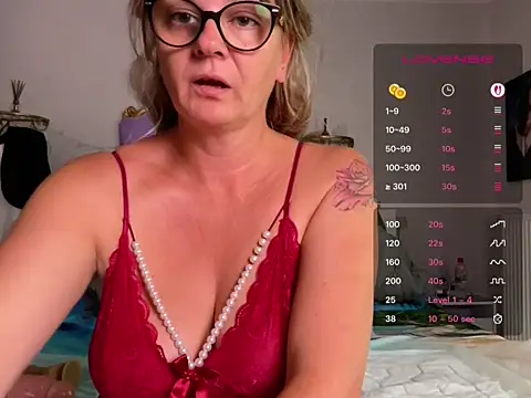 Snapshot of DirtyMarie80 chatting on July 17, 2026, 2:58 pm DirtyMarie80 online show from July 17, 2026, 2:58 pm