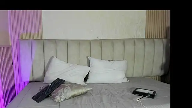 Snapshot of julimonroe_ chatting on June 27, 2026, 1:33 am julimonroe online show from June 27, 2026, 1:33 am