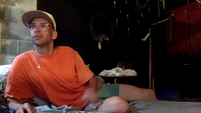 Snapshot of thierrybae chatting on July 15, 2026, 8:32 am thierrybae online show from July 15, 2026, 8:32 am