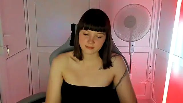 Snapshot of Vanilla_Vixen chatting on June 18, 2026, 6:13 pm Vanilla Vixen online show from June 18, 2026, 6:13 pm