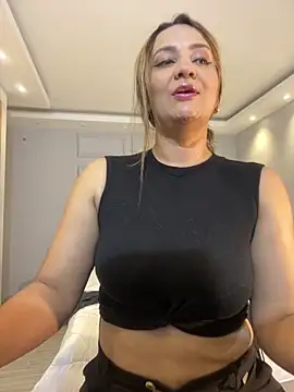 AmaraStelll online show from June 15, 2026, 7:35 pm