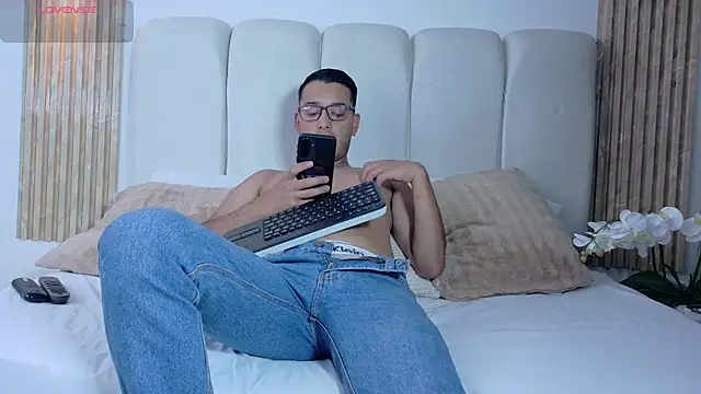 Snapshot of Thiago_Stone1 chatting on July 11, 2026, 10:21 pm Thiago Stone1 online show from July 11, 2026, 10:21 pm