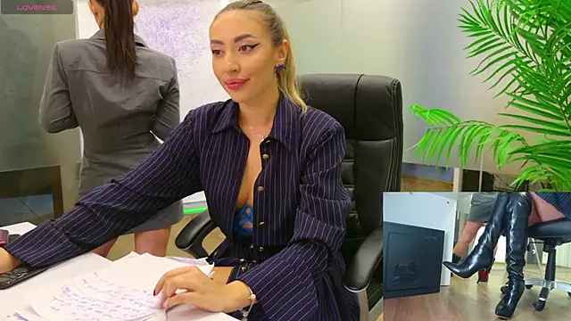 Snapshot of BabesGoWild chatting on January 28, 2025, 12:05 am BabesGoWild online show from January 28, 2025, 12:05 am