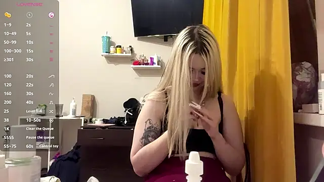 moonluv33 online show from July 4, 2026, 3:05 pm