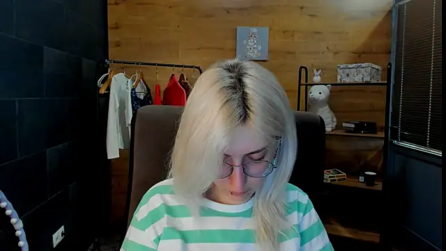 DaisyHopkins online show from June 21, 2026, 8:53 am